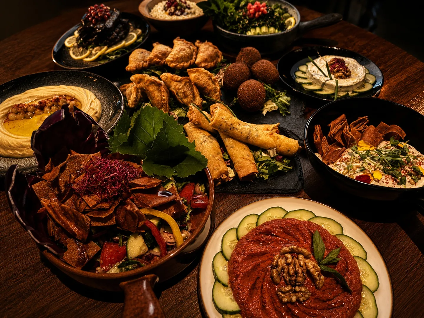 Libanesiskt mezebord med röror, sallader, piroger och grillat