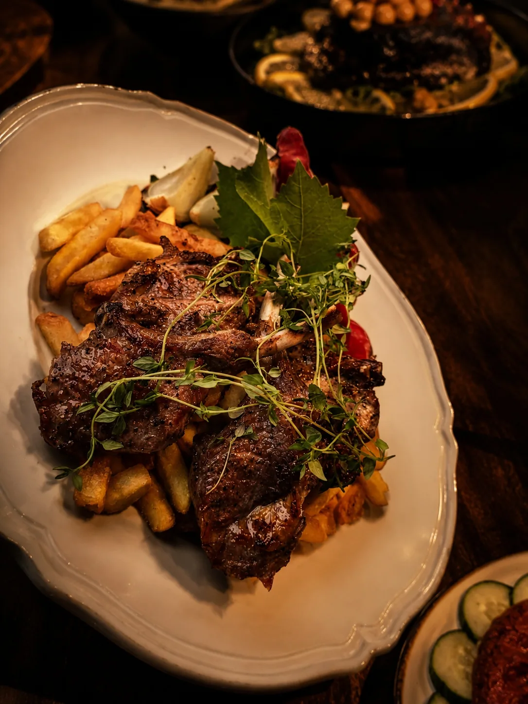 Grillad kötträtt med pommes och färska örter