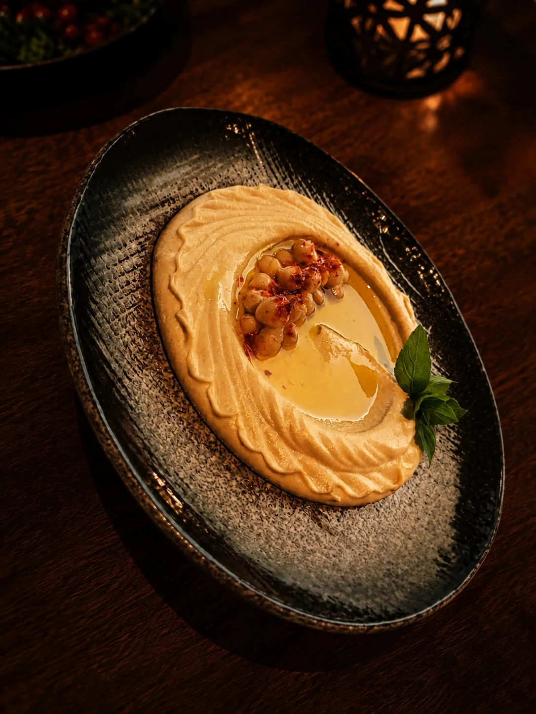 Len hommus med kikärtor, olivolja och mynta