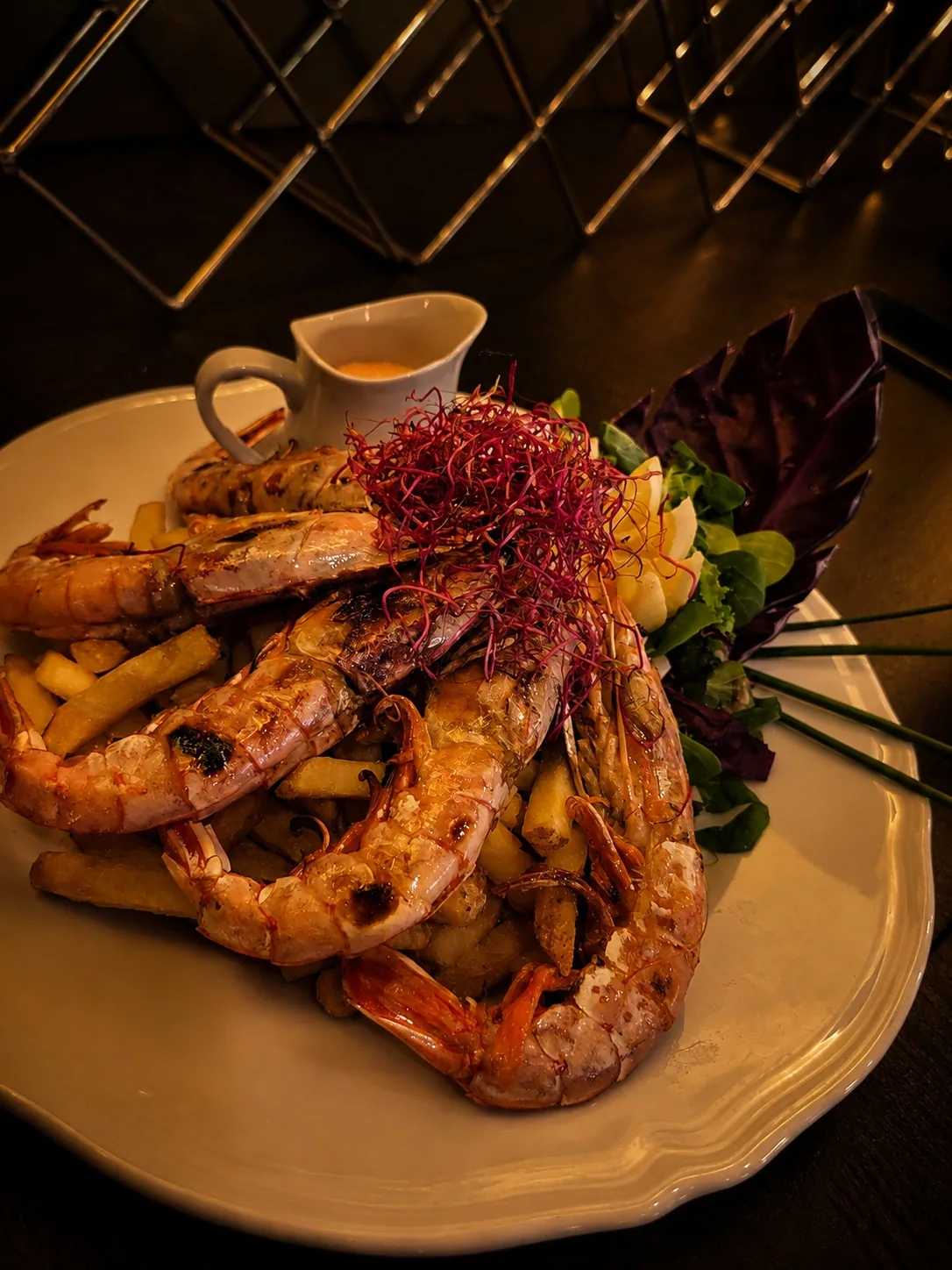 Grillade jumboräkor med pommes och sallad