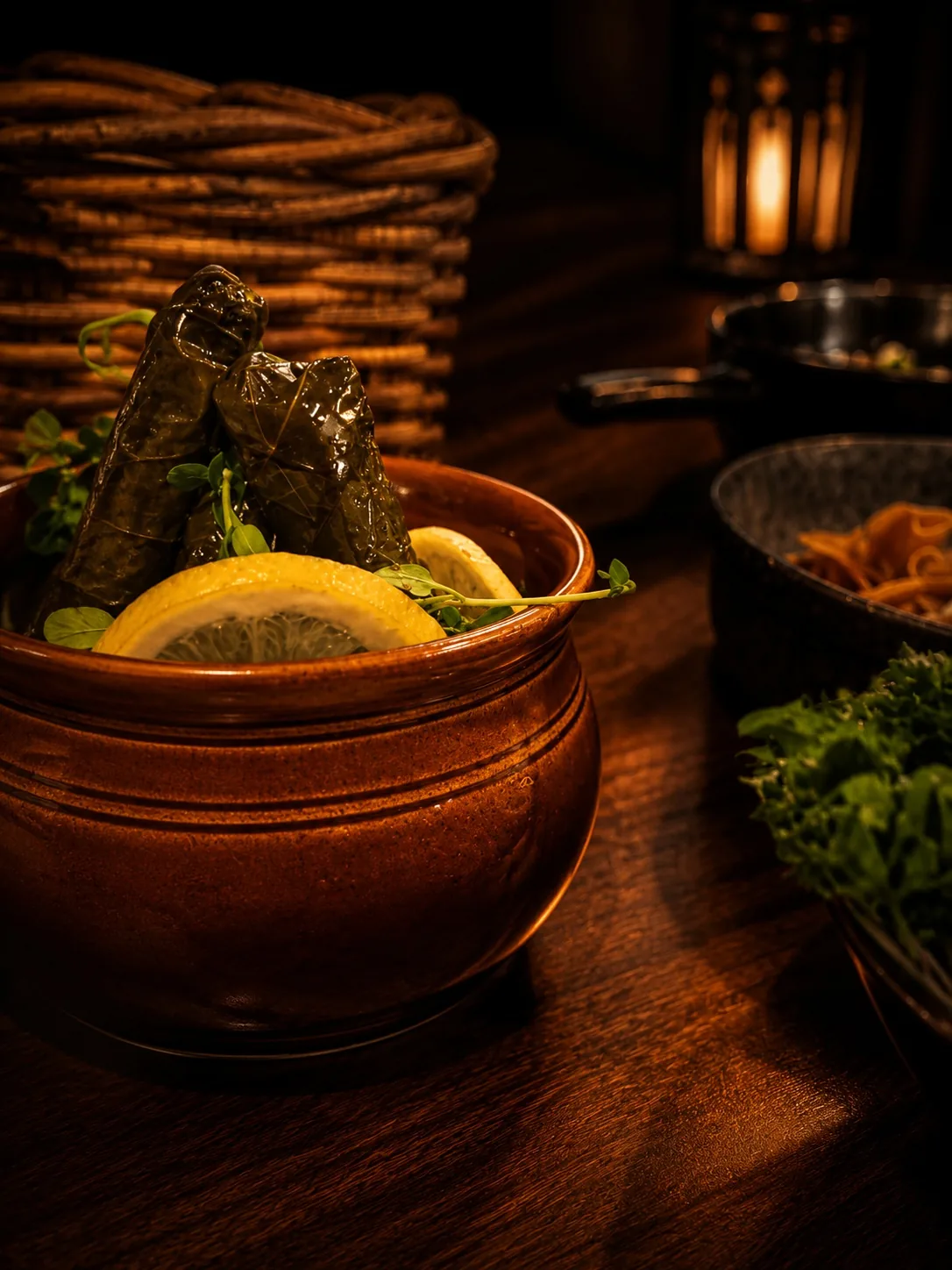 Vinbladsdolmar med citron i varmt restaurangljus