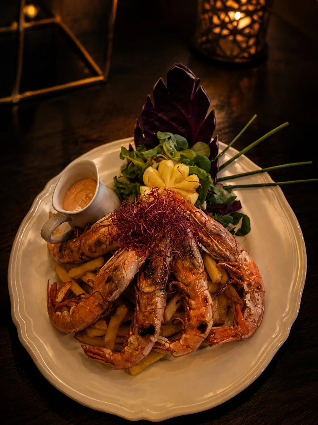 Grillade jumboräkor med pommes och sallad