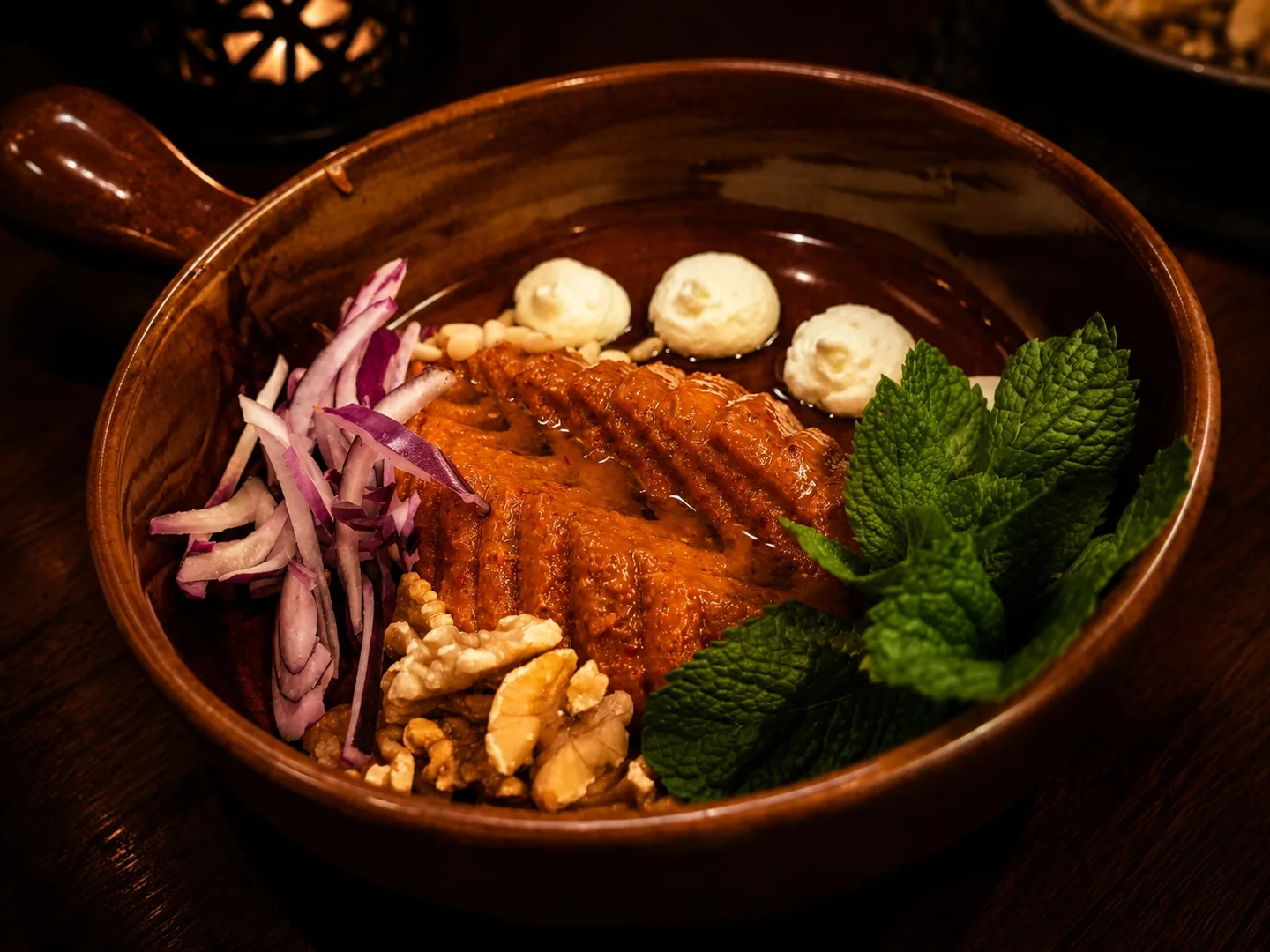 Kibbe neje med valnötter, rödlök och mynta