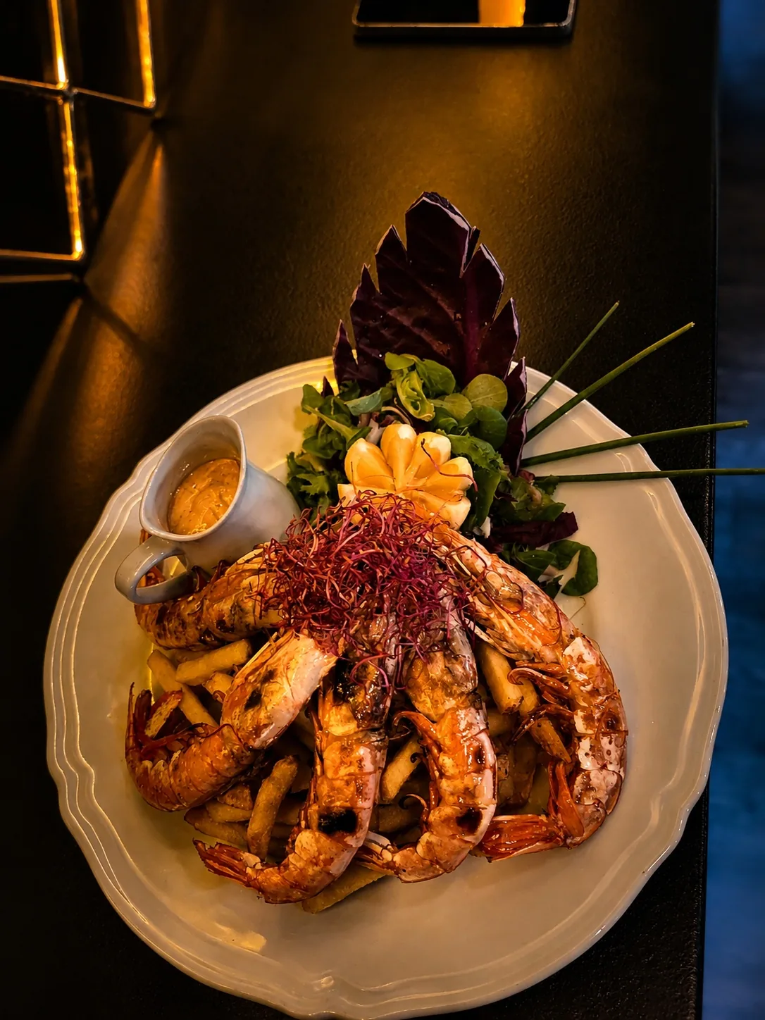 Grillade jumboräkor upplagda med pommes och sallad
