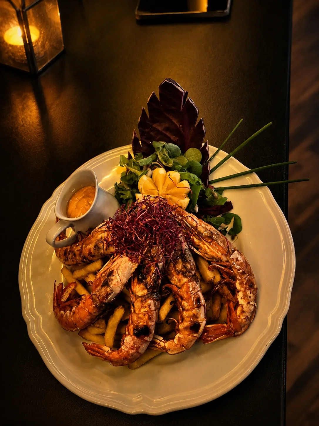 Räkor från grillen med fräscha tillbehör