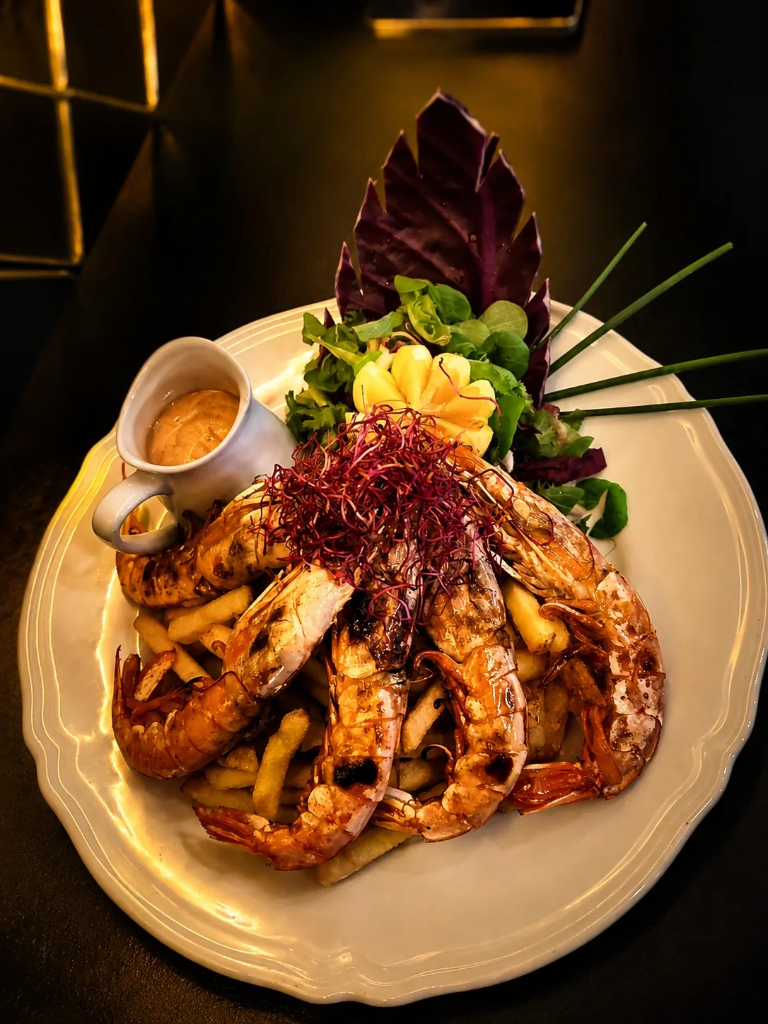Grillade räkor med pommes, sallad och sås