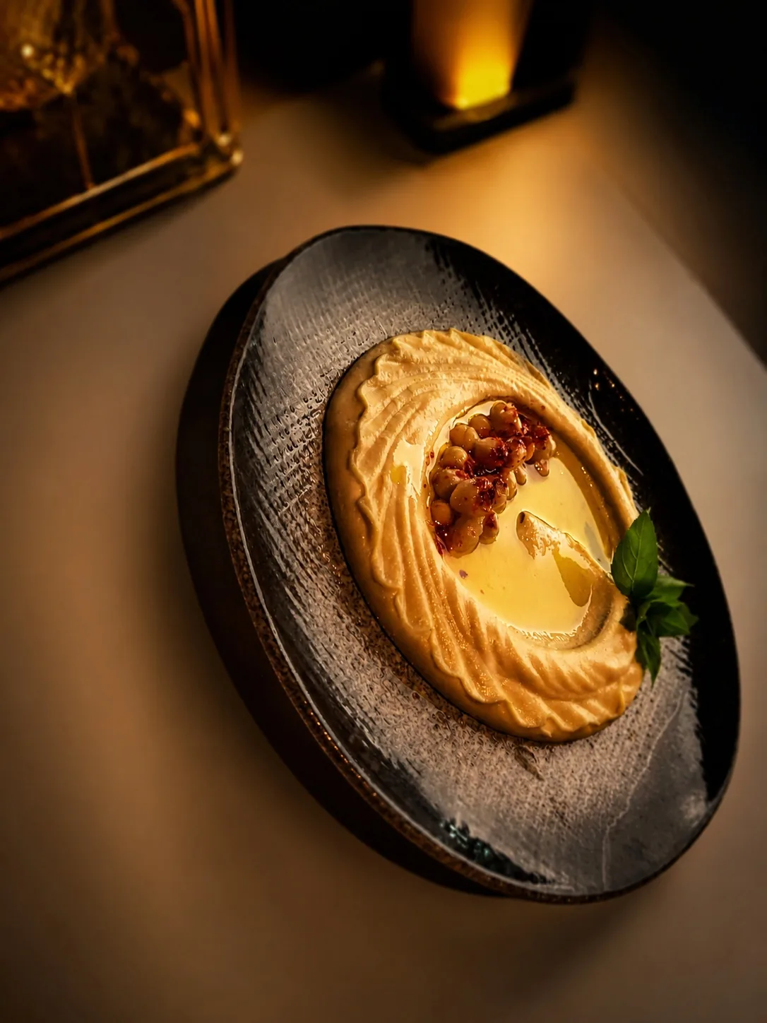 Hommus med kikärtor, olivolja och mynta