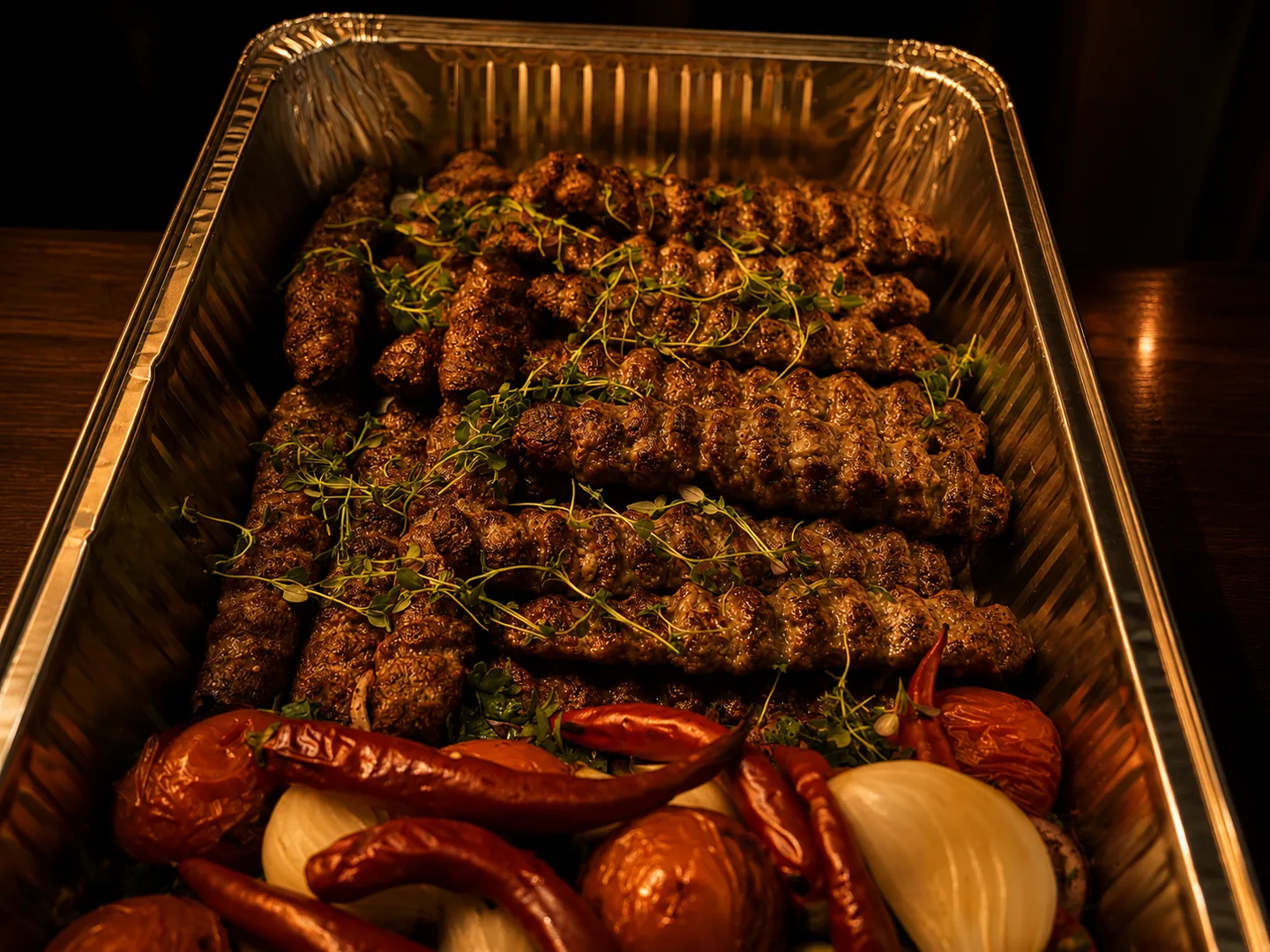 Grillade köttfärsspett med paprika, tomat och örter