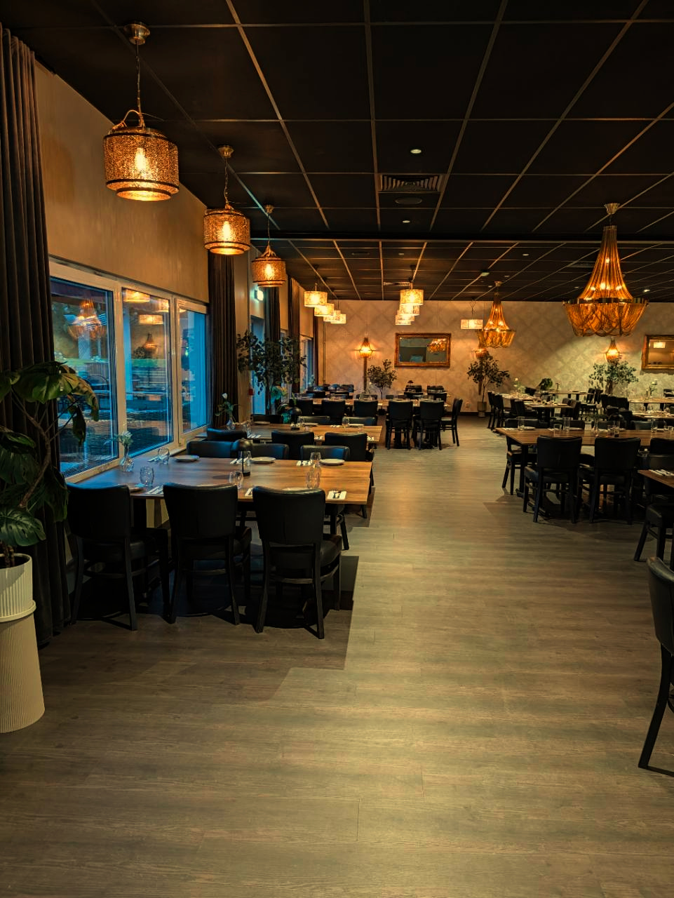 Bord längs fönstren i Shokos restauranglokal